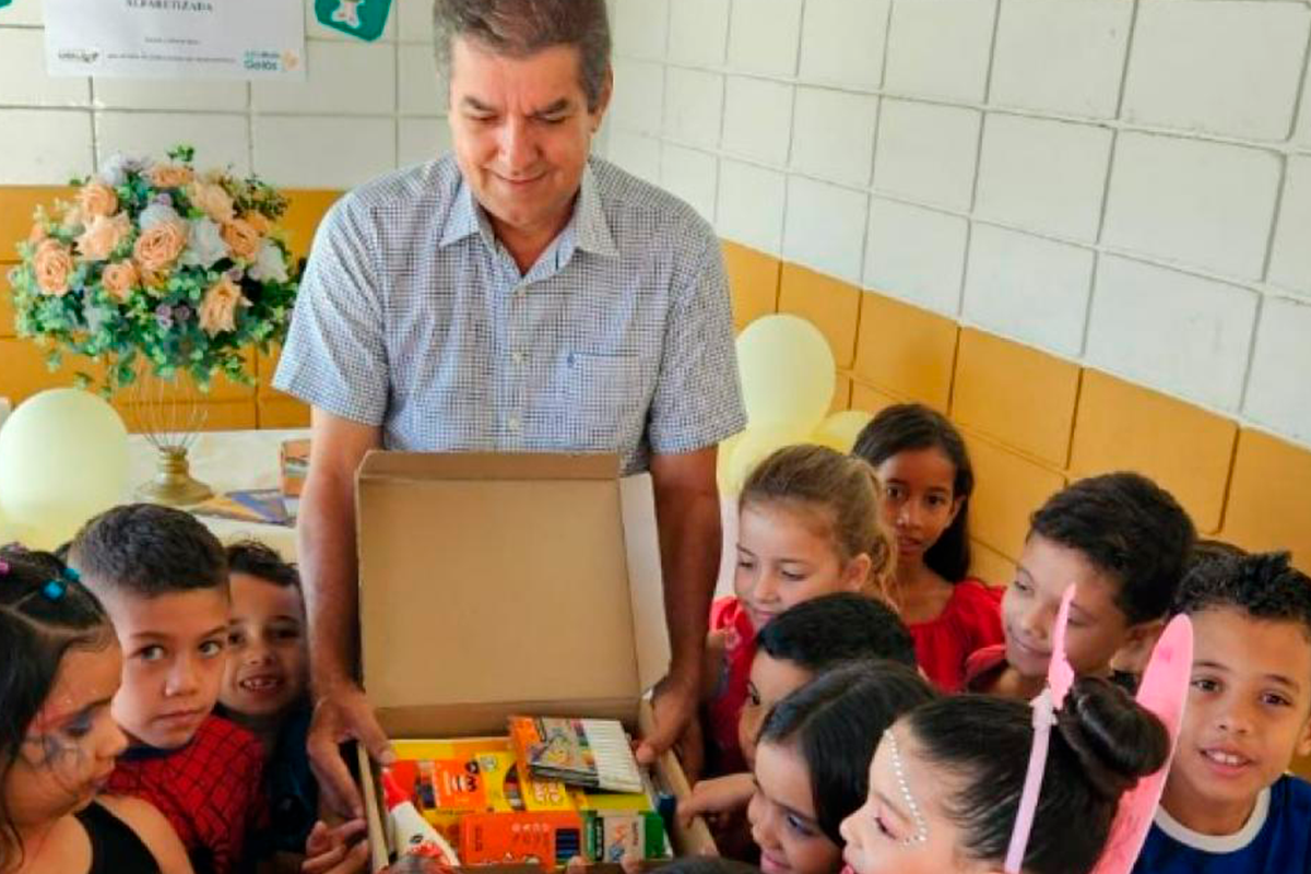 Catalão entrega materiais escolares