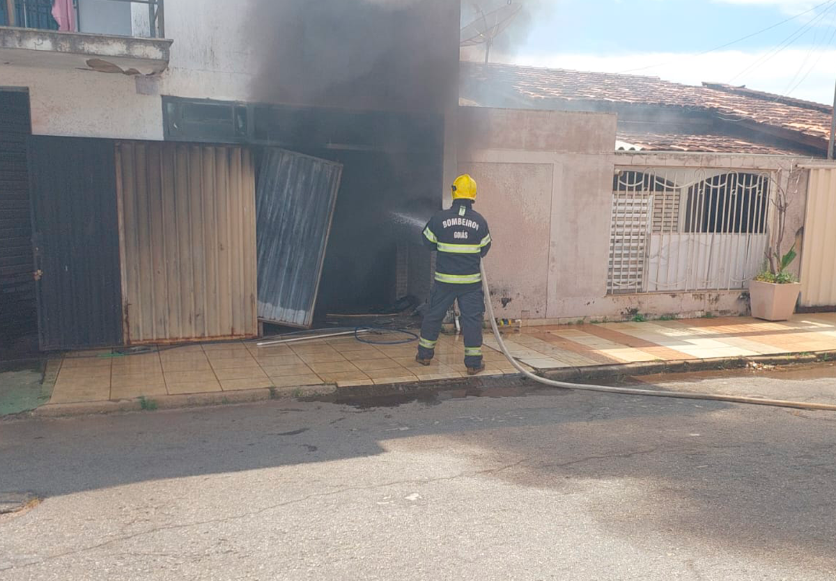 Incêndio em garagem mobiliza corpo de bombeiros
