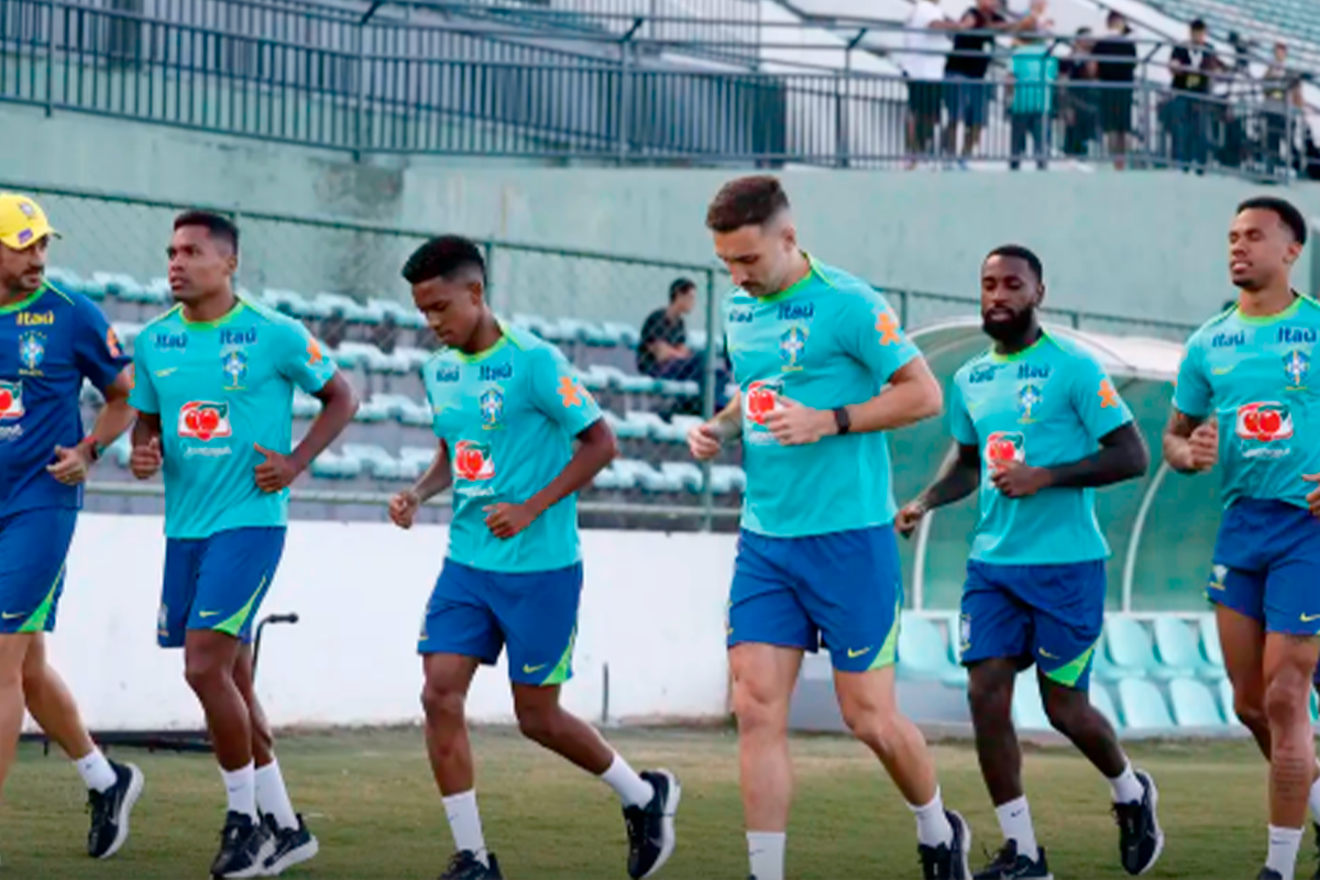 Seleção brasileira treina com time completo