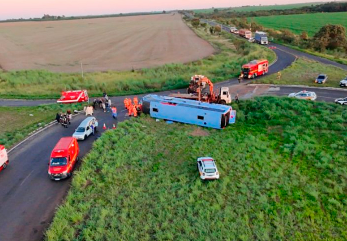 Ônibus tomba entre Araguari e Tupaciguara deixando 10 mortos.