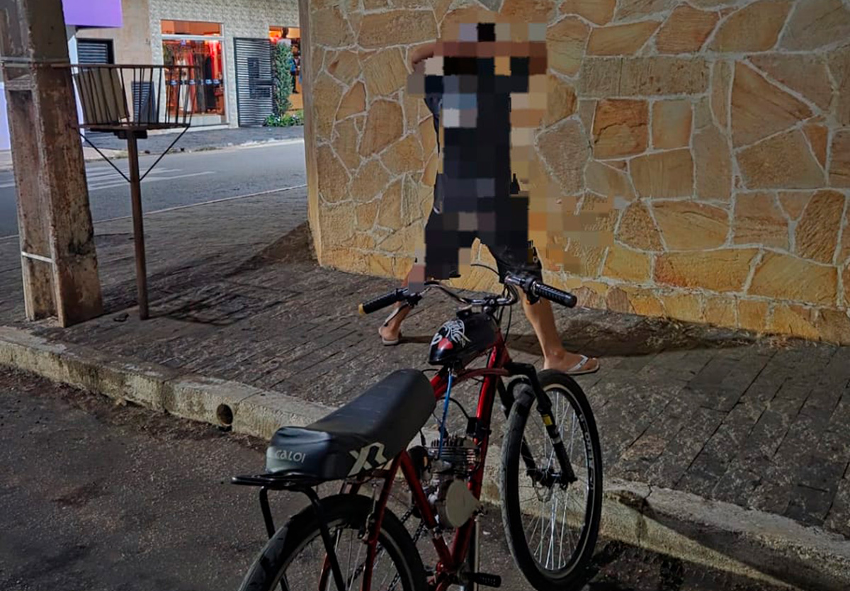 Menor é detido após fugir de policiais em bicicleta motorizada em Pires do Rio.