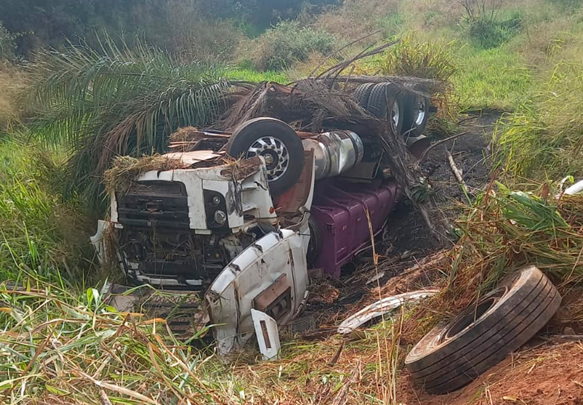 Capotamento na GO-330: Motorista fratura braço em acidente.