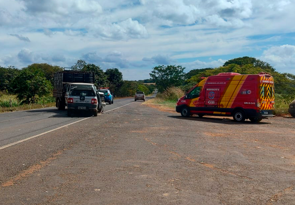 Acidente entre caminhão e pick-up deixa feridos na GO-506 em Pires Belo.