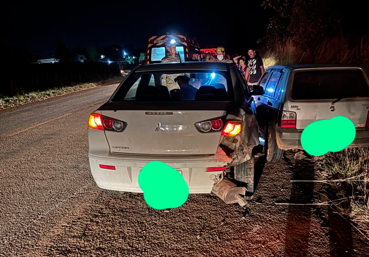 Acidente entre carro e moto deixa dois feridos em Catalão.
