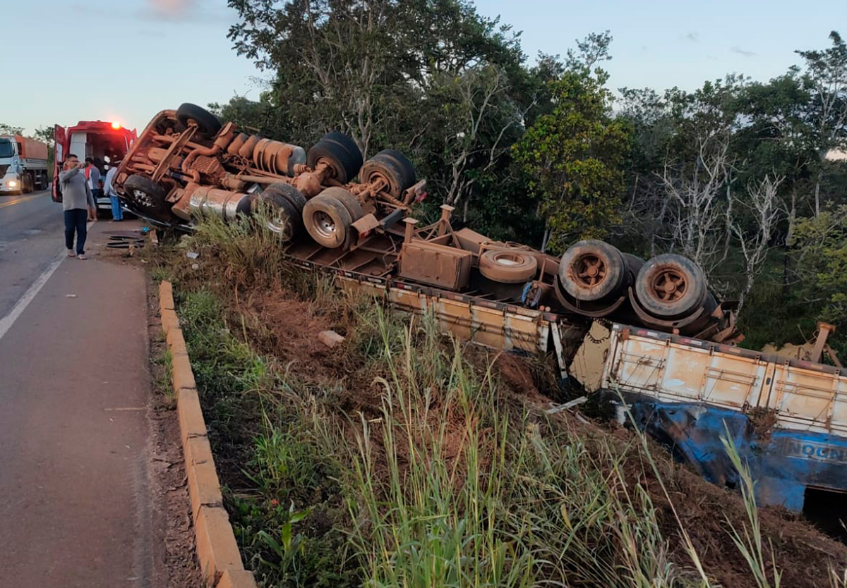 Homem é resgatado de caminhão e levado ao PS com dores no tórax em Ipameri.