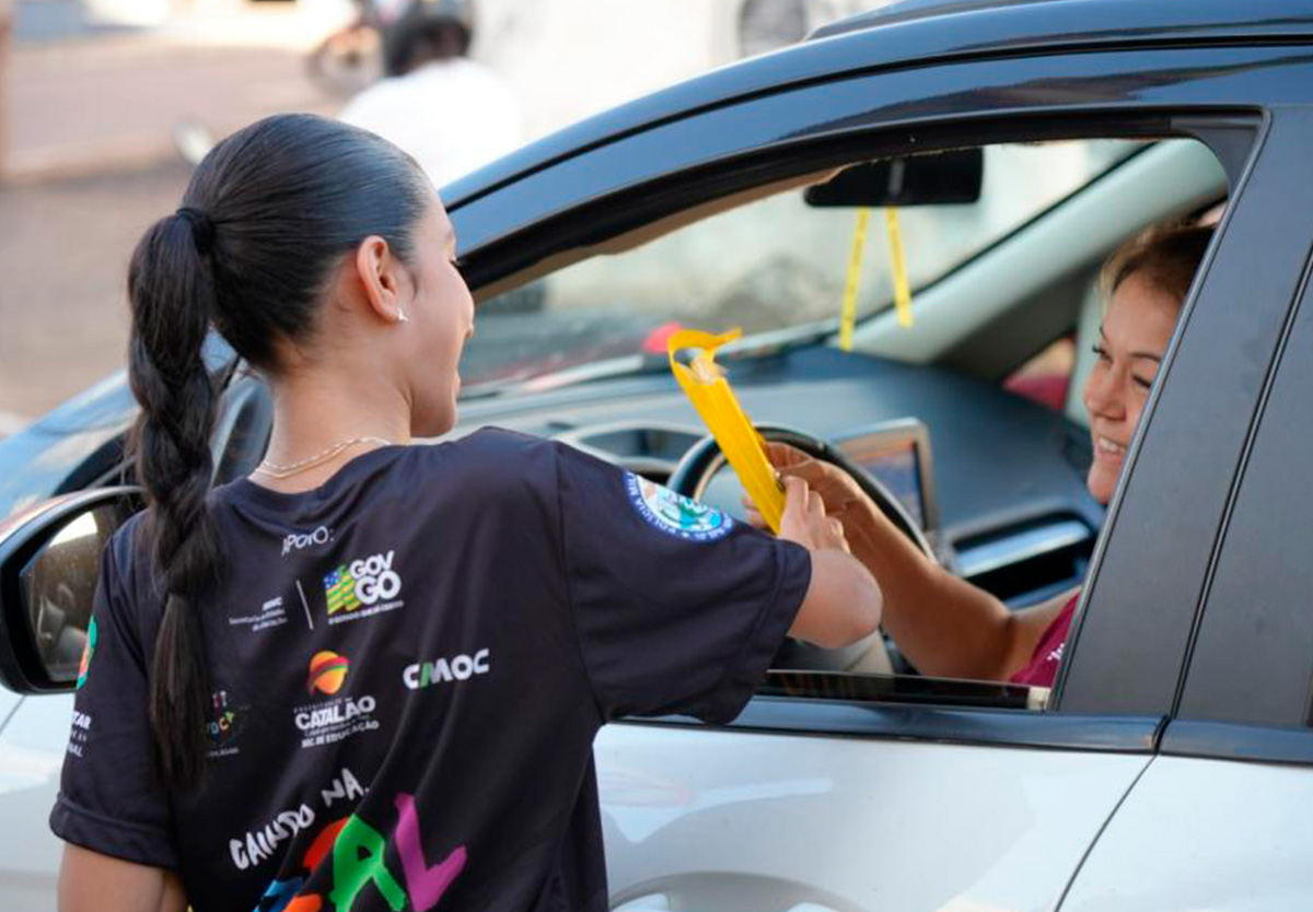 Blitz Educativa com PMs Mirins conscientiza motoristas em Catalão.