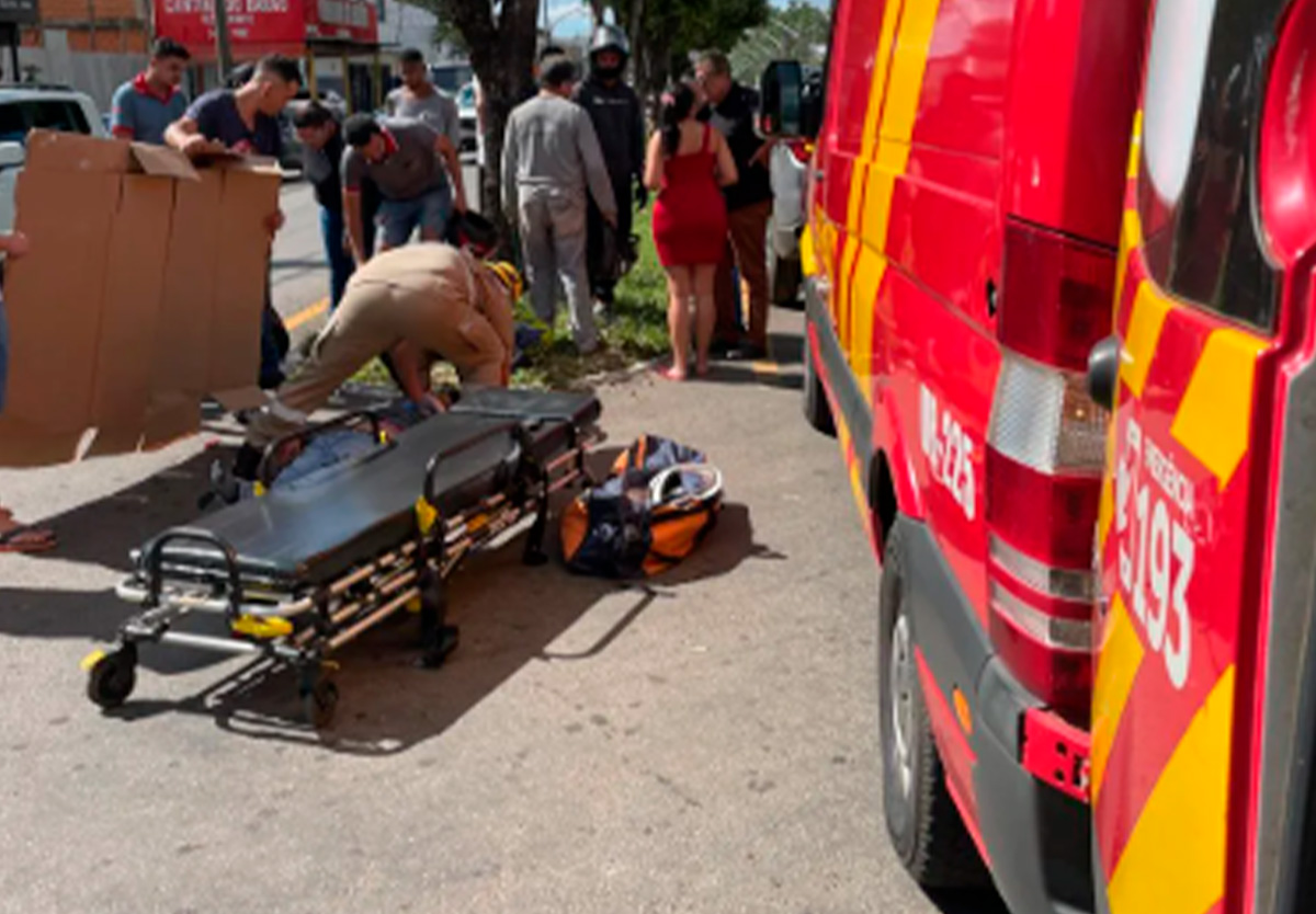 Colisão entre carro e moto deixa homem ferido no bairro Ipanema em Catalão.