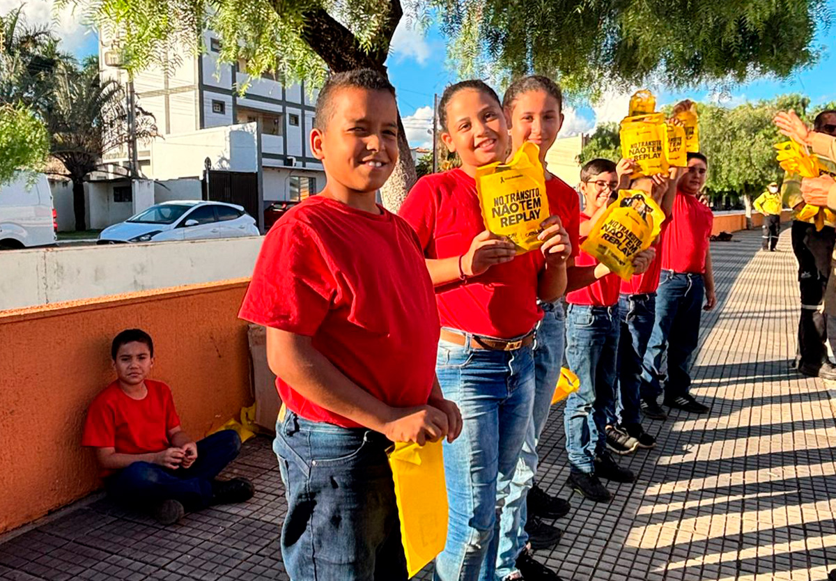 PROEBOM leva Bombeiros Mirins às ruas para educar motoristas sobre segurança no trânsito