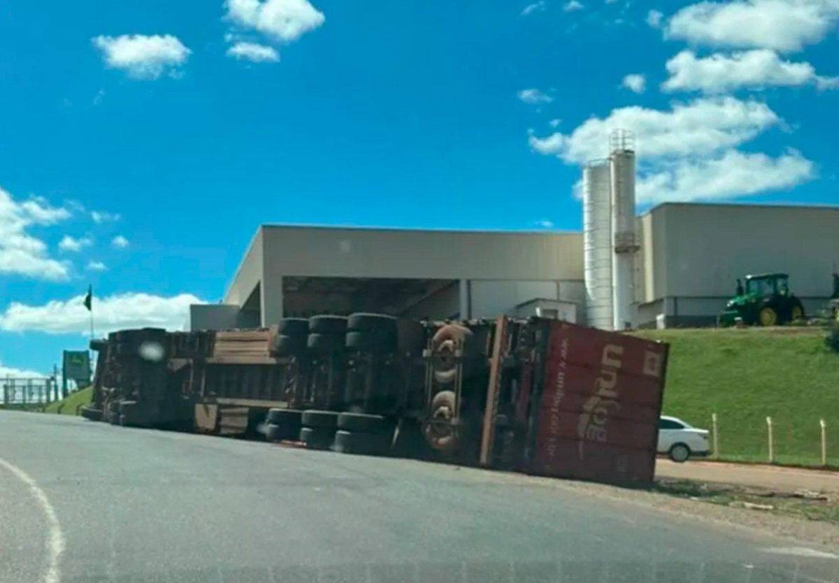 Rotatória perigosa em Catallão: carreta tomba e reacende alerta sobre riscos na BR-050.