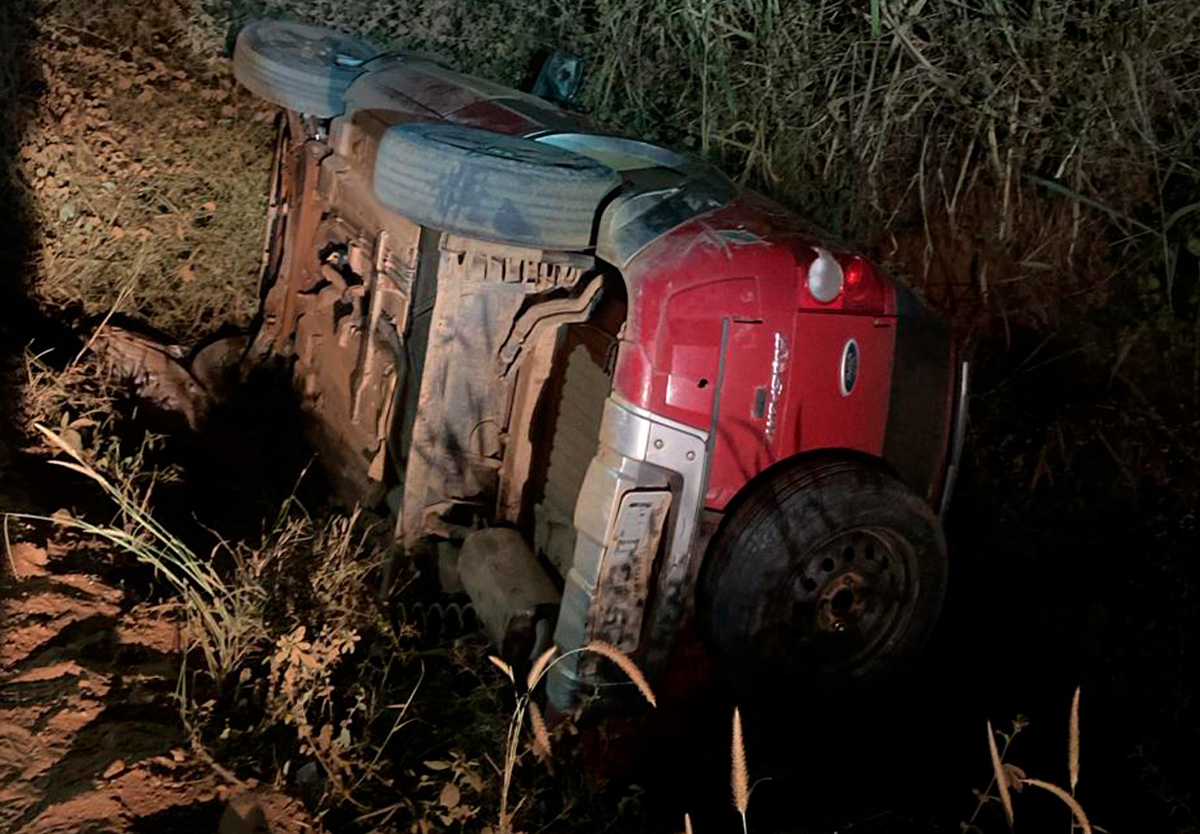 Bombeiros resgatam motorista após tombamento de carro em Ipameri.
