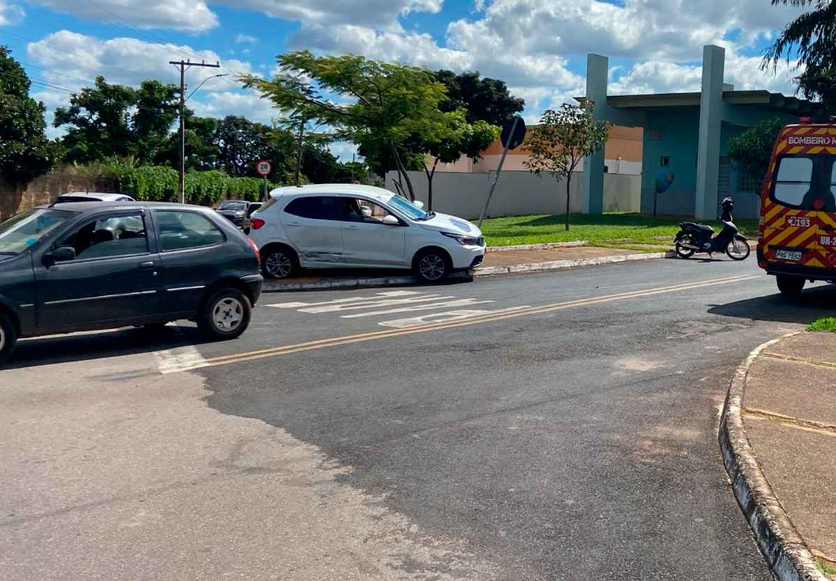 Colisão entre carros em Catalão deixa gestante e homem com dores no tórax.