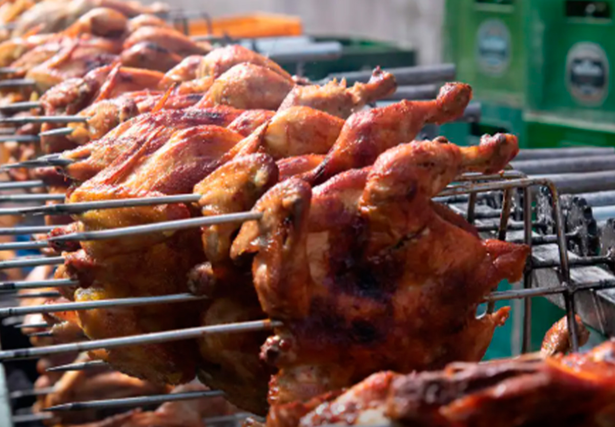 Países flexibilizam restrições à carne de frango brasileira após surto de gripe aviária.
