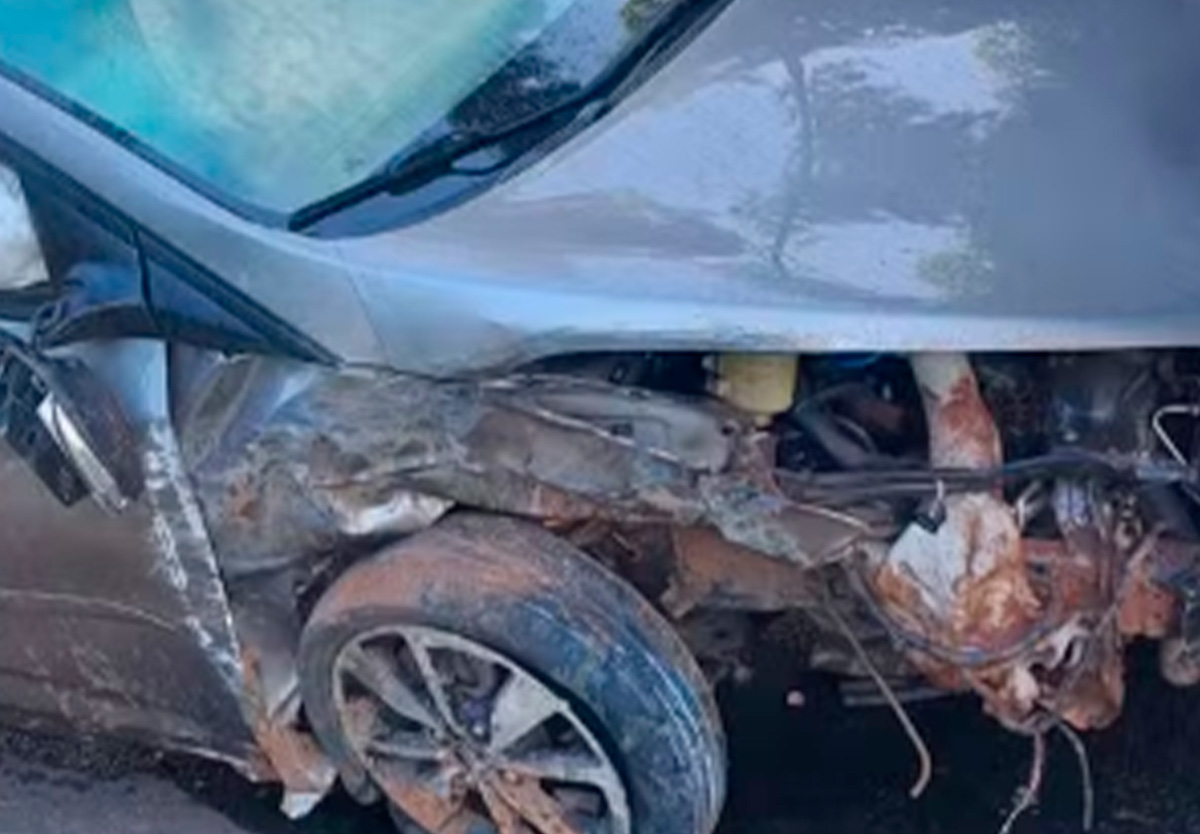 Jovem de 18 anos morre após ser arremessado de carro em acidente.