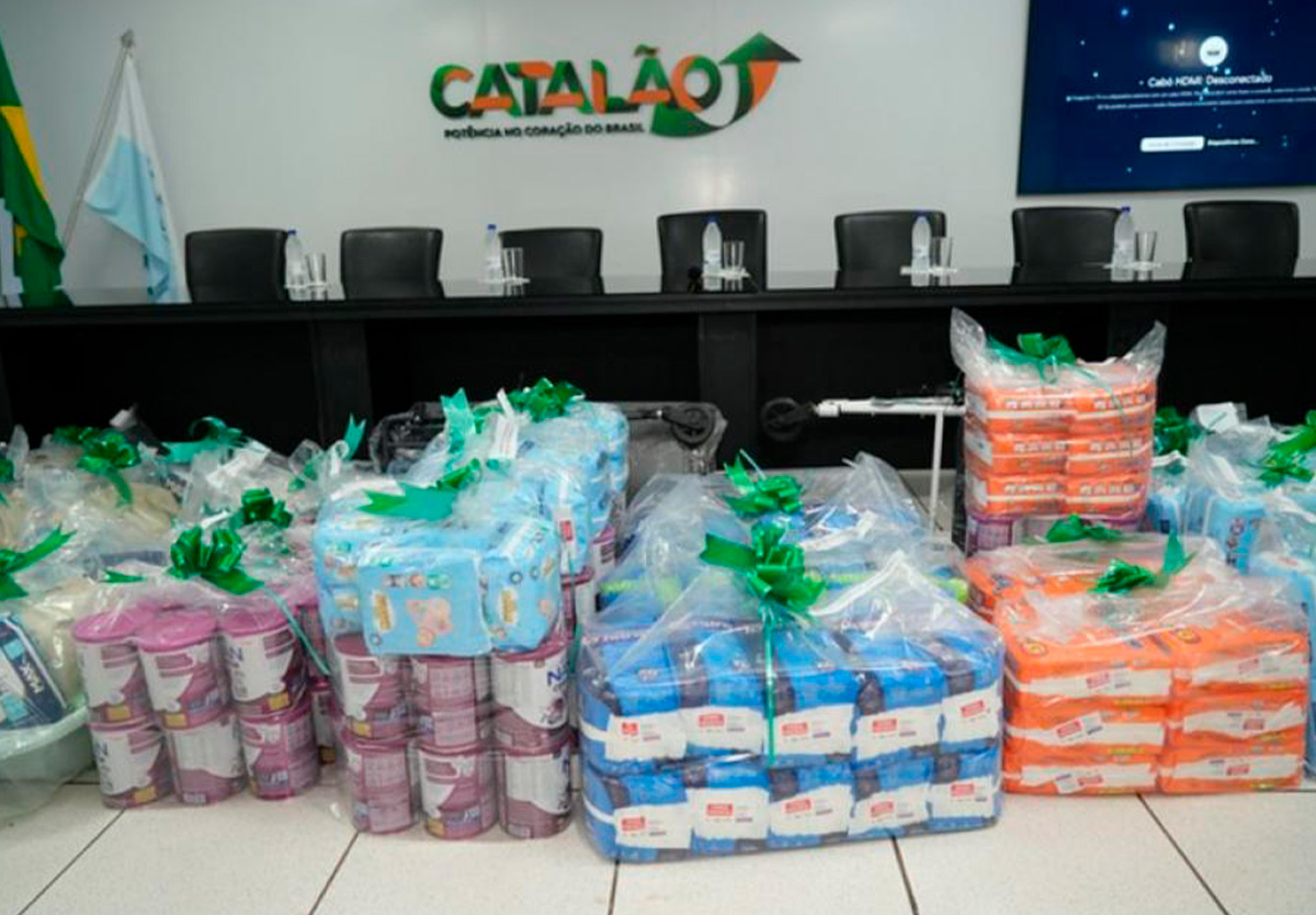 Catalão entrega 120 kits da OVG a famílias vulnerárveis.