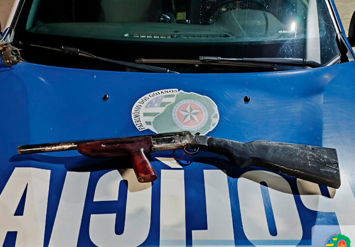 Conflito familiar resulta em prisão por porte ilegal de arma.