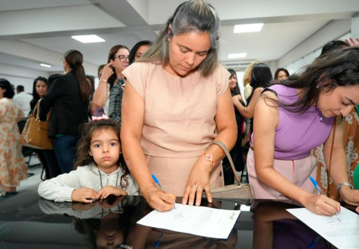 Catalão empossa 59 servidores em concurso da educação.