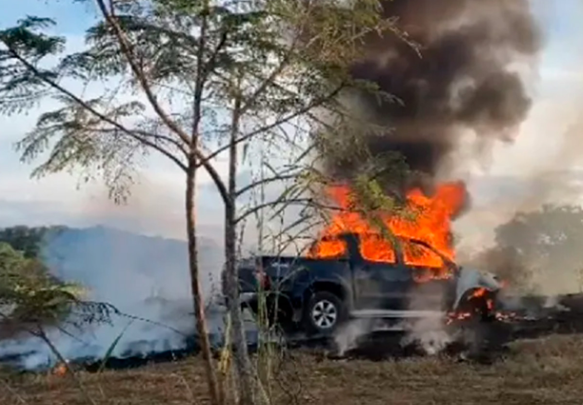 Toyota Hilux é consumida por fogo em incêndio próximo ao lago Serra do Facão.