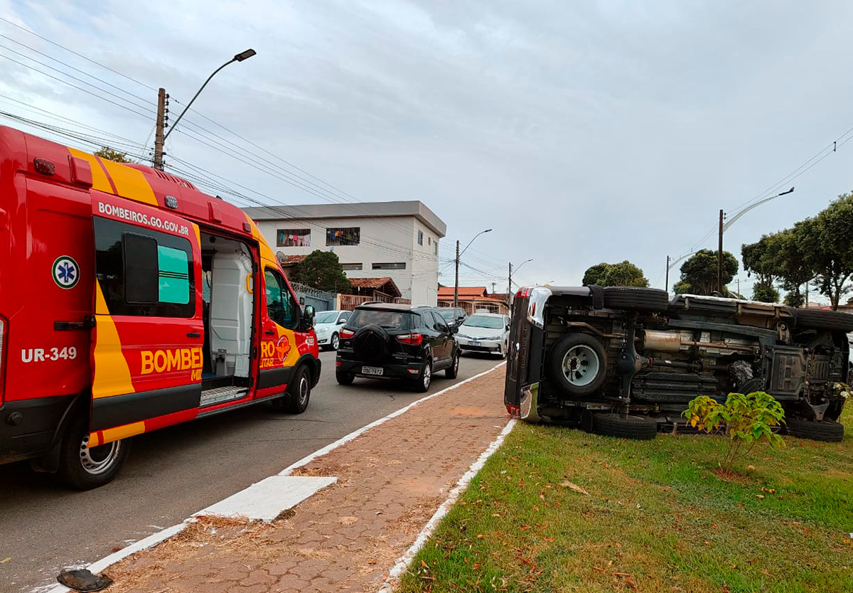 Caminhonete Ford Ranger tomba em acidente na Avenida Ricardo Paranhos.