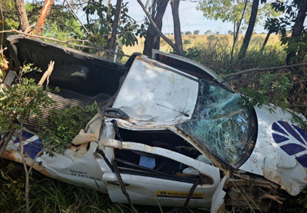 Acidente grave na GO-330 deixa veículo destruído e condutor com ferimentos leves.