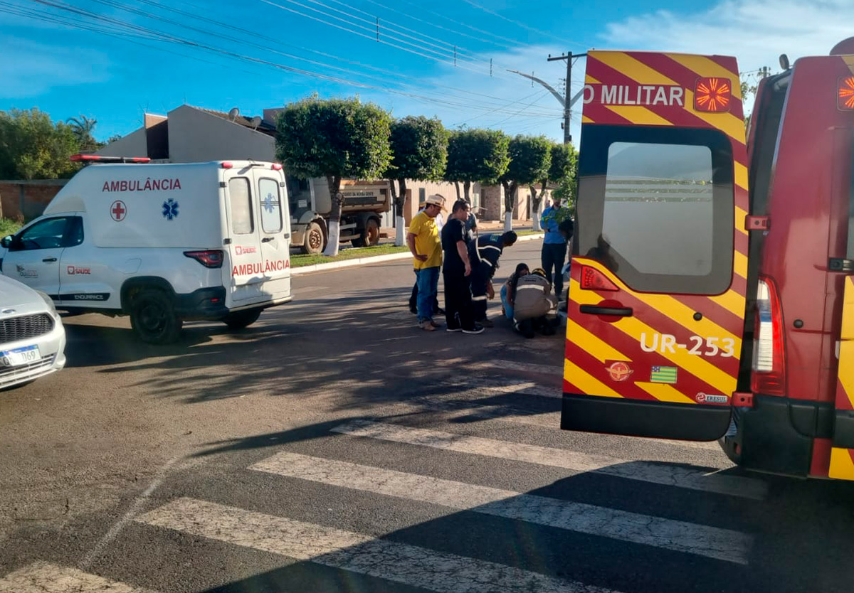 Adolescente de 16 anos é socorrida após colisão entre carro e moto em Catalão.