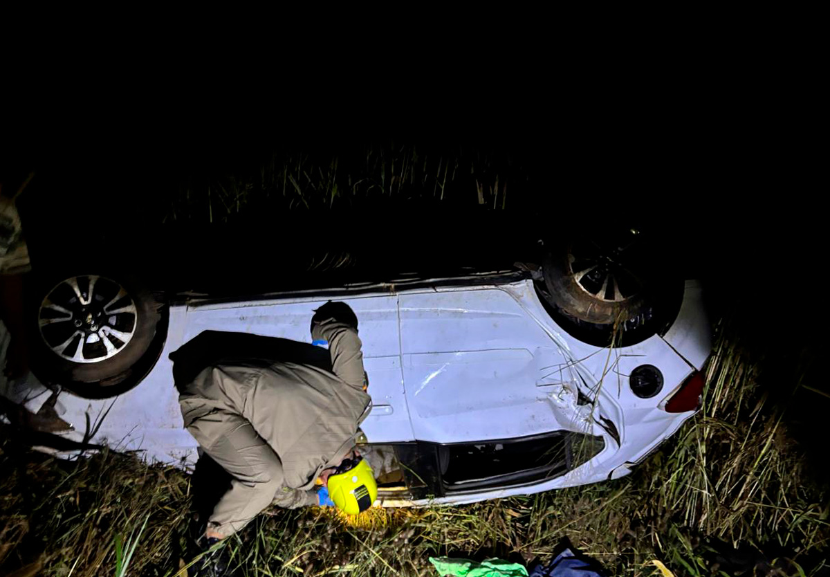 Veículo capota em Catalão e mulher é socorrida com politraumatismos.