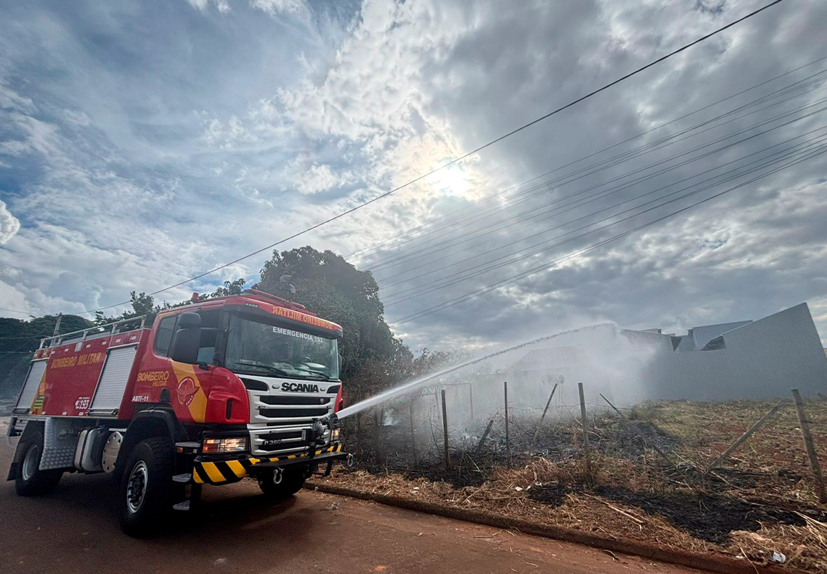 Incêndio em terreno baldio mobiliza bombeiros em Catalão.