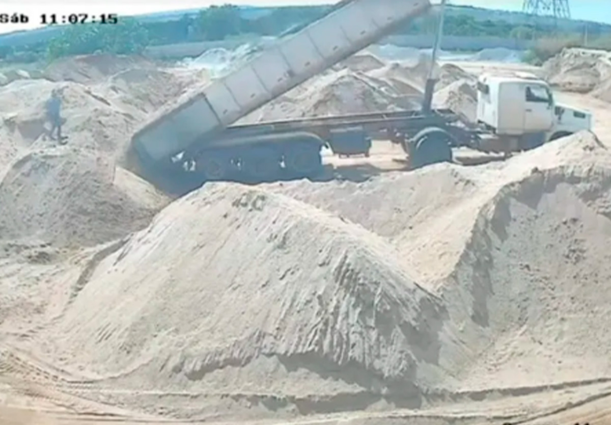 Pistão quebra durante descarga e quase provoca tragédia no depósito de areia em Catalão.