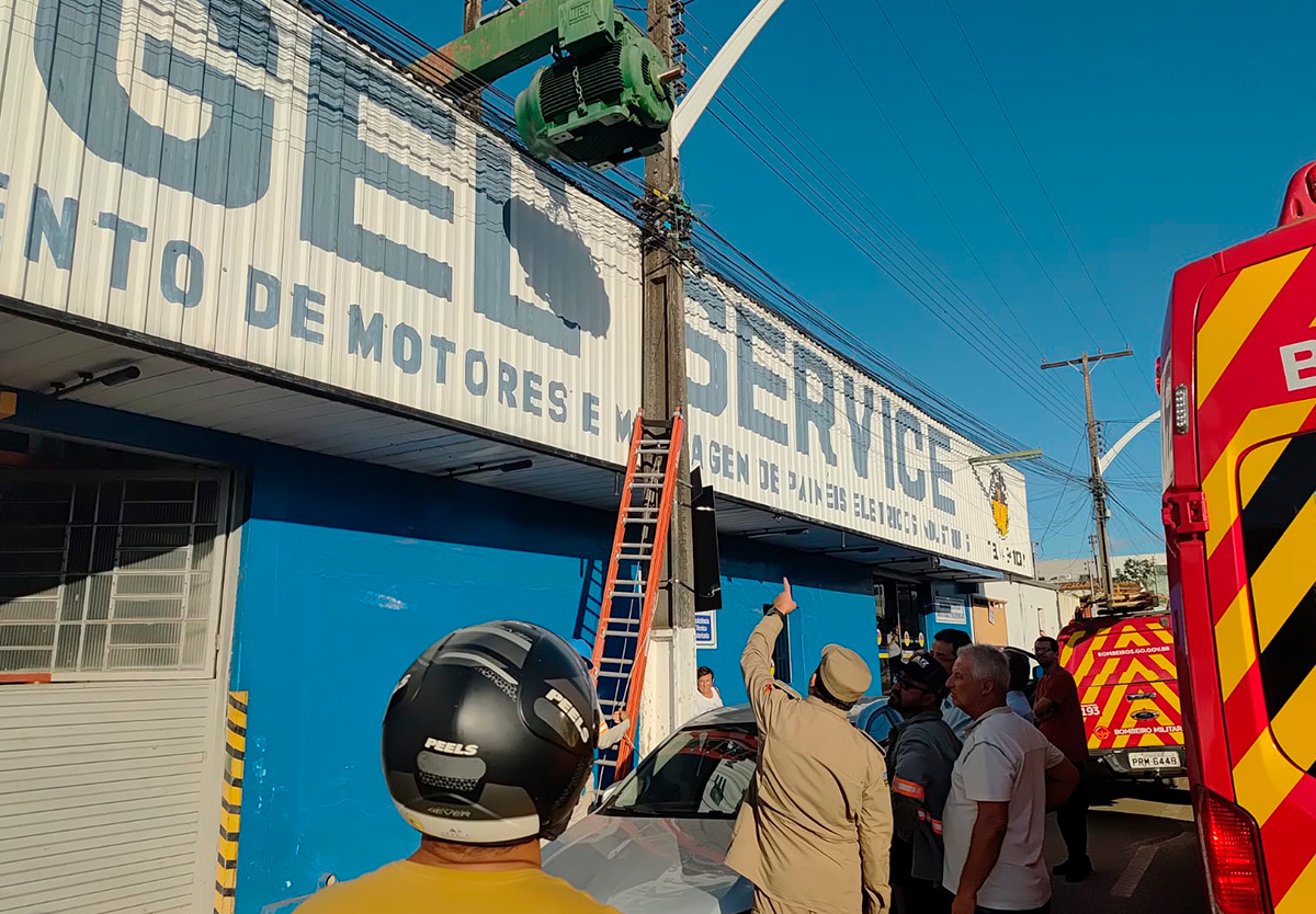 Trabalhador de internet sofre descarga elétrica em Catalão.