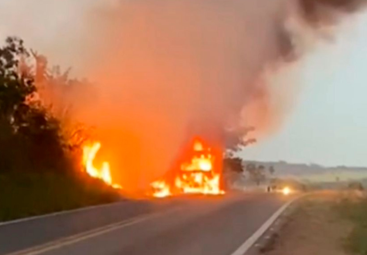 Incêndio destrói caminhão na rodovia entre Cumari e Anhanguera.