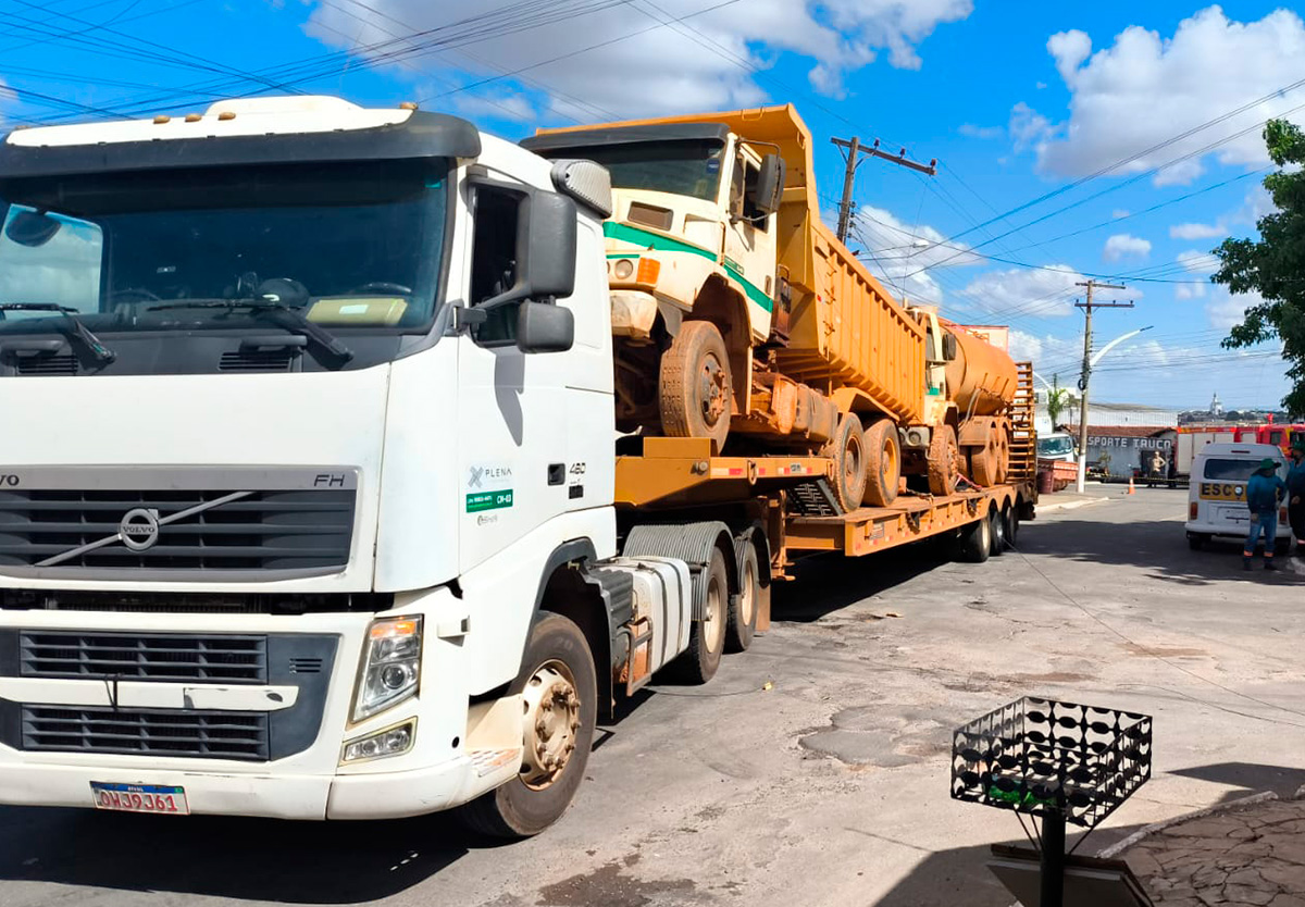 Caminhão colide com carro e derruba poste em Catalão.
