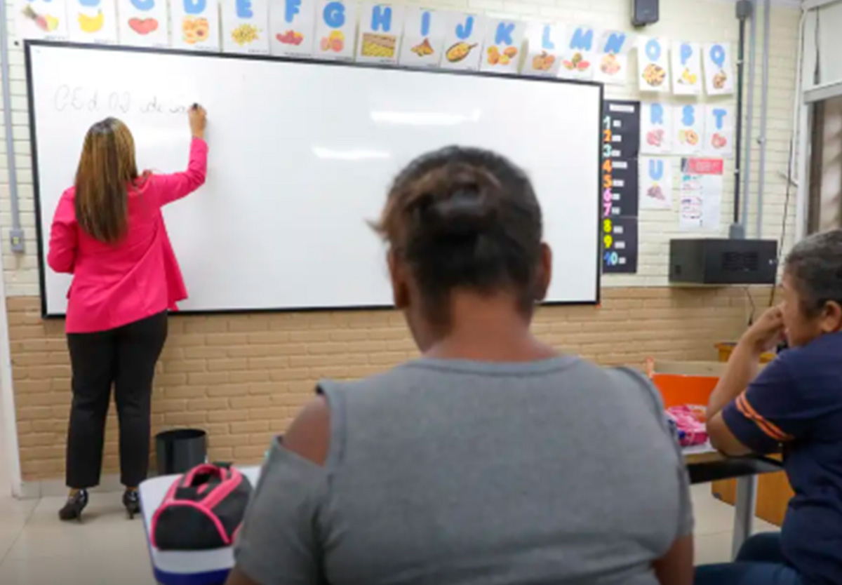 EJA fortalece o aumento nas oportunidades de emprego.