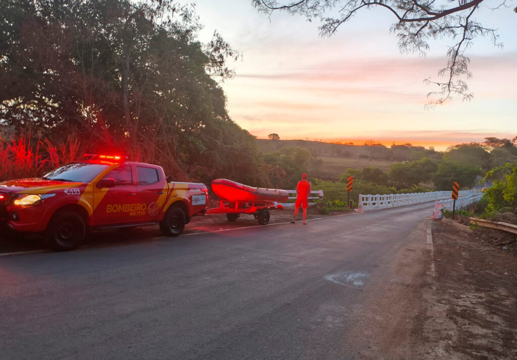 Bombeiros atendem ocorrência de possíve afogamento do Rio São Marcos.