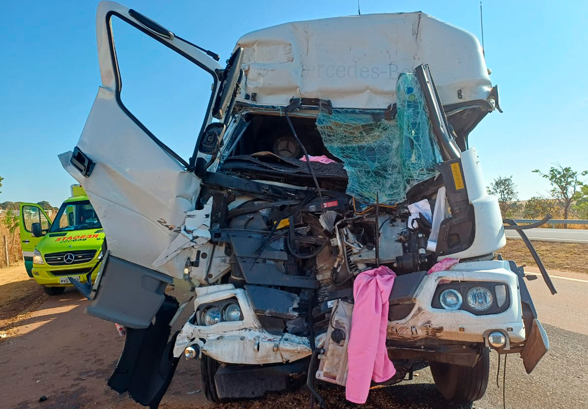 Polícia Rodoviária Federal e Polícia Civil investigam acidentes.