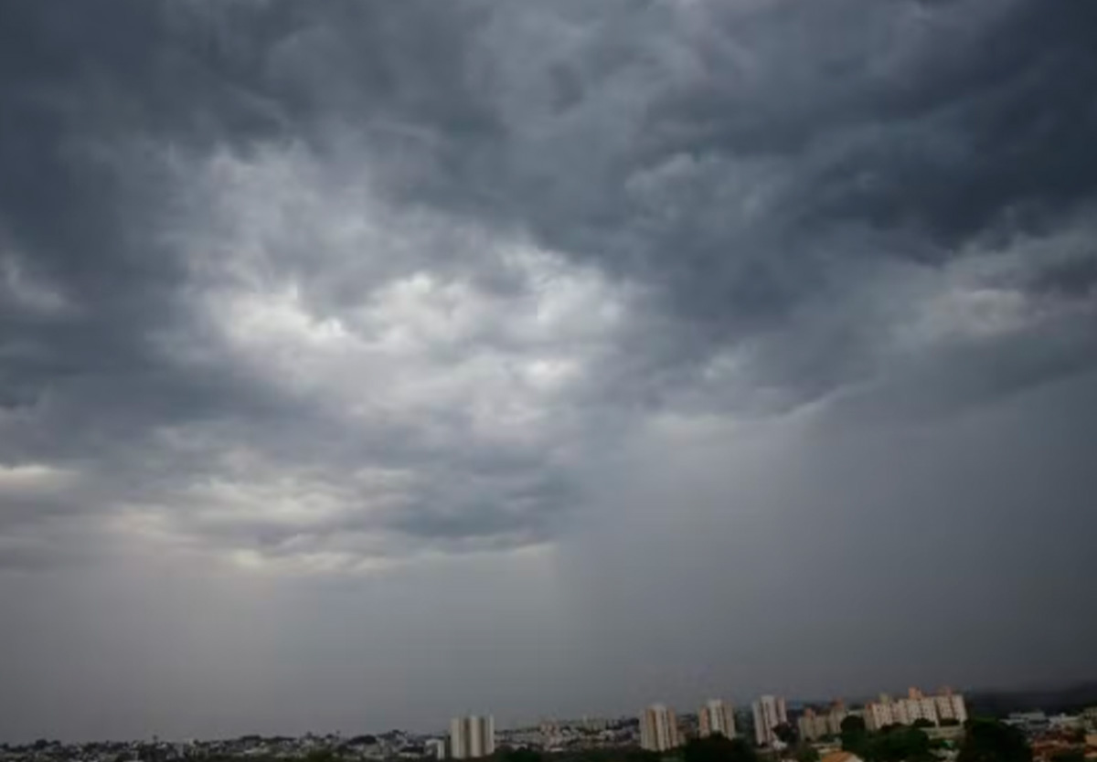 Chuvas seguem fortes em Goiás e Cimehgo alerta para risco de temporais.