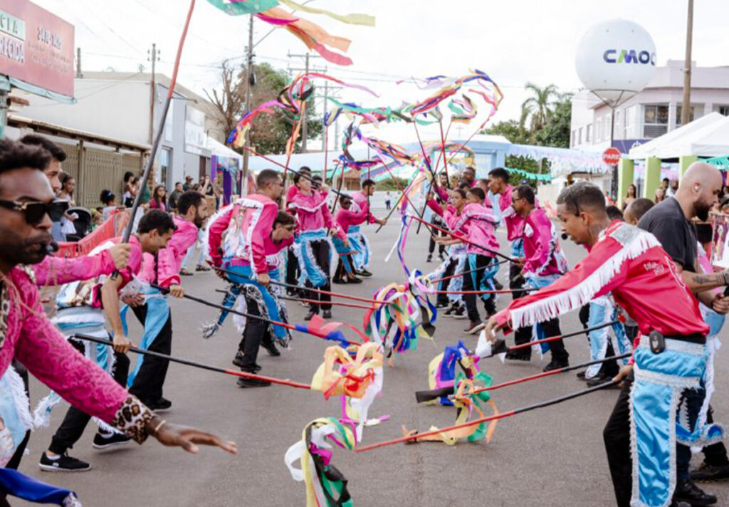 Projeto cultural leva vivências de congadas a escolas de Ouvidor e Três Ranchos.