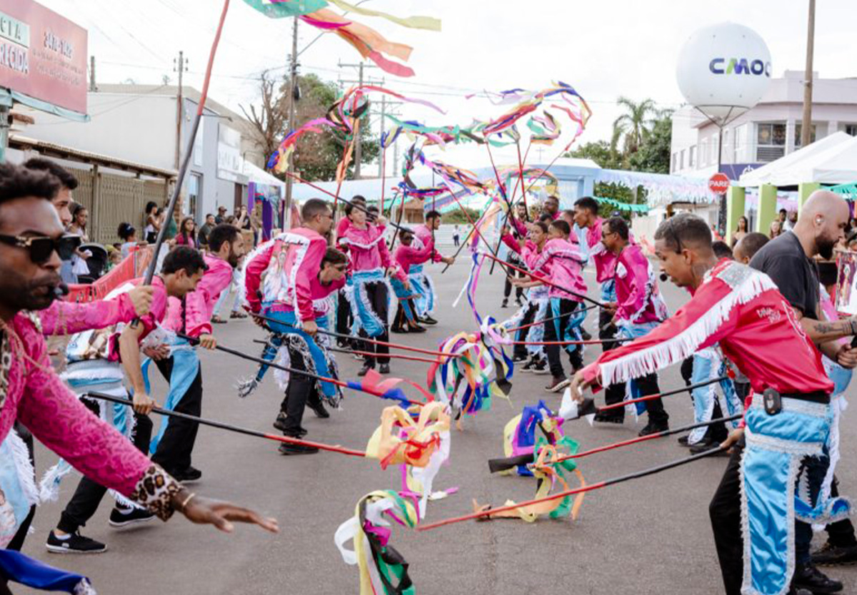 Projeto cultural leva vivências de congadas a escolas de Ouvidor e Três Ranchos.