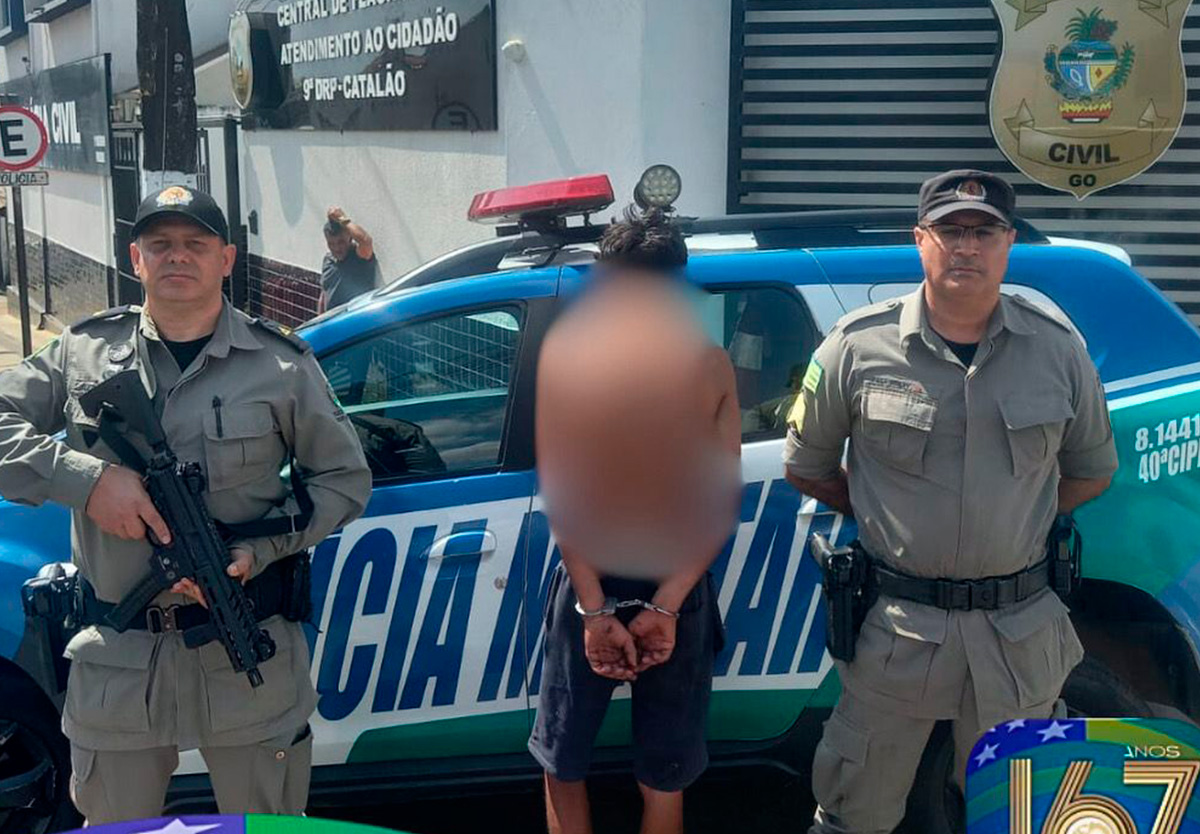Homem é preso por polícia após furto em residência.