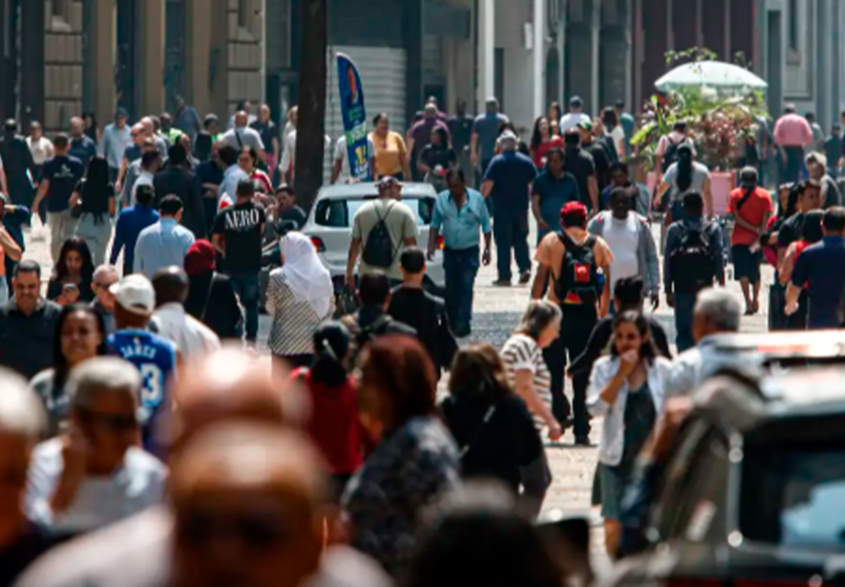 CadÚnico aponta queda de famílias na linha da pobreza no Brasil.