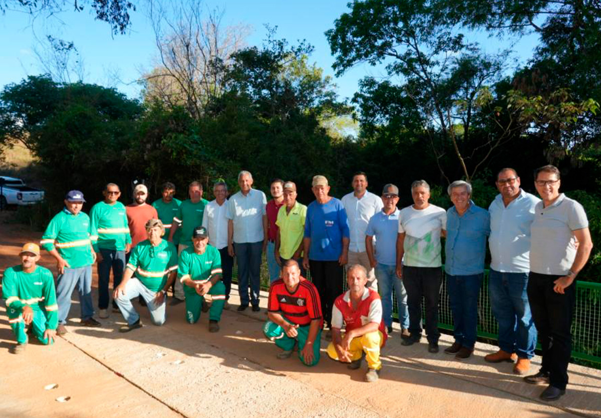 Prefeitura de Catalão entrega ponte de concreto no Ribeirão Várzea Grande.
