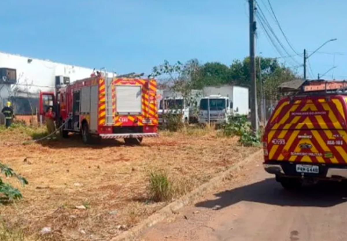 Corpo de Bombeiros combate incêndio em transportadora em Catalão.