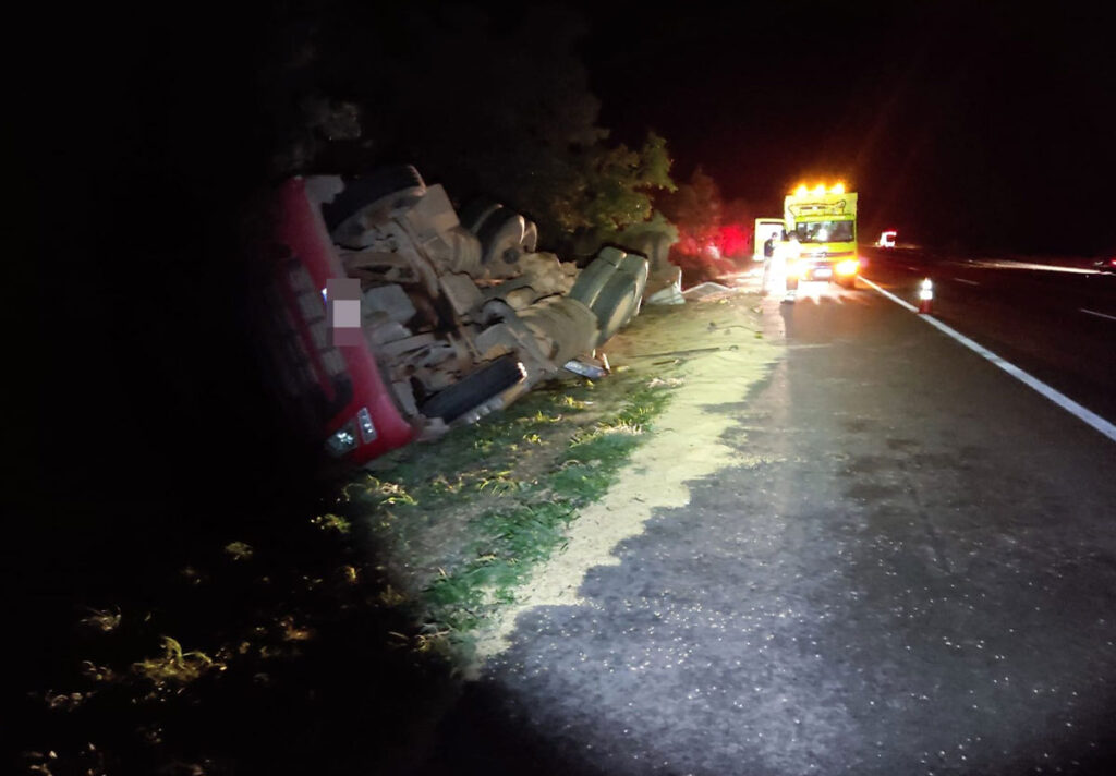 Caminhão tomba com carga de soja na BR-050; PRF investiga causas