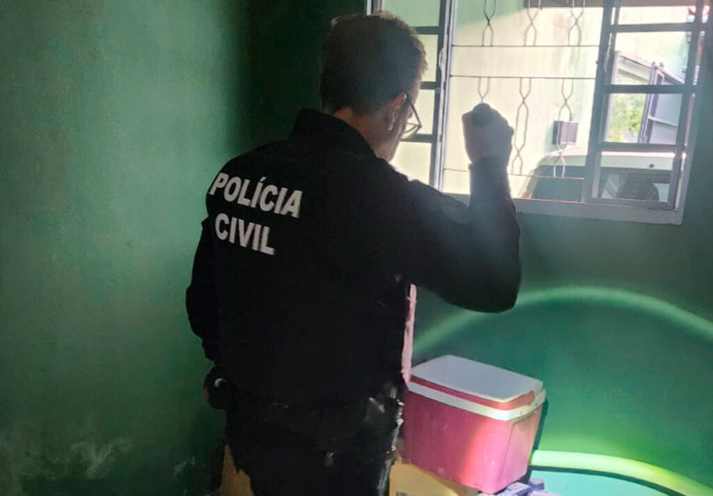 Polícia Civil cumpre mandados de busca em casas de pai e filho em Caldas Novas