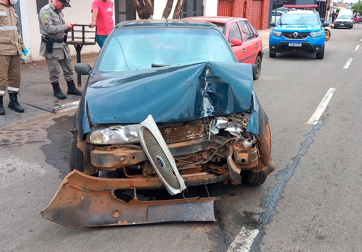 Bombeiros socorrem casal após acidente com poste em avenida de Catalão
