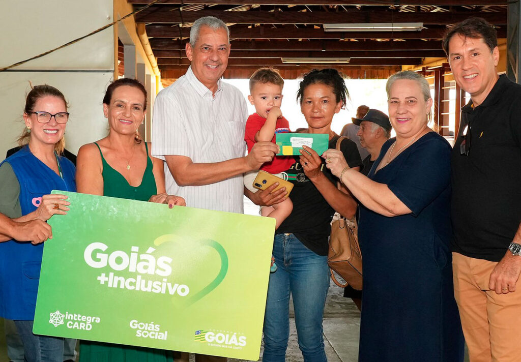 Catalão entrega primeiros cartões do programa Goiás + Inclusivo a 114 famílias