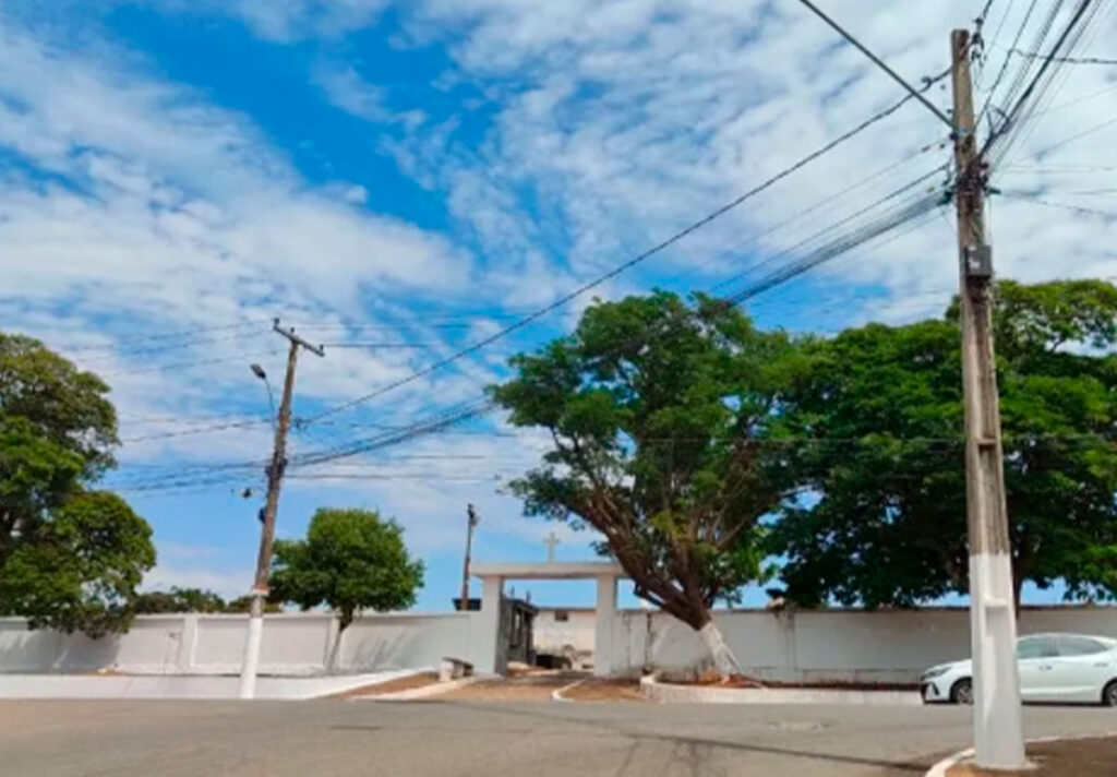 Catalão realiza força-tarefa para preparar cemitérios para o Dia de Finados