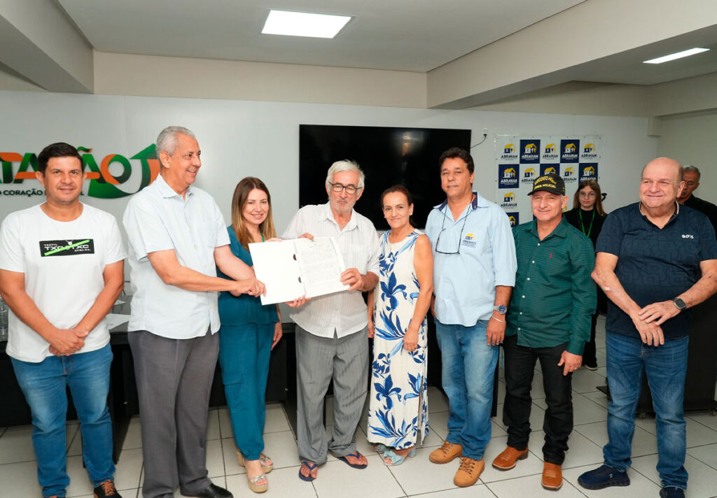 Famílias de Catalão recebem escrituras de imóveis em ação da Prefeitura