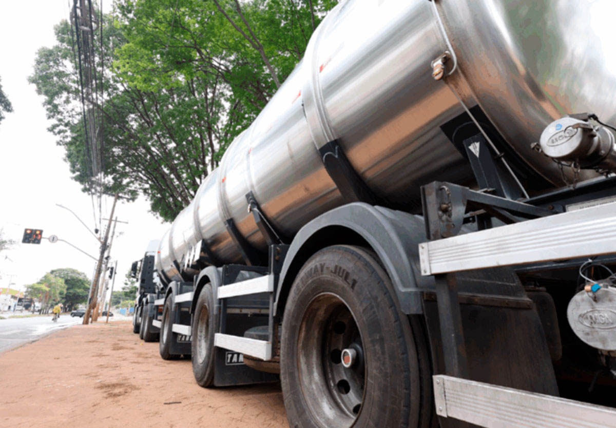 Governo de Goiás flagra transporte ilegal de óleo para lubrificante