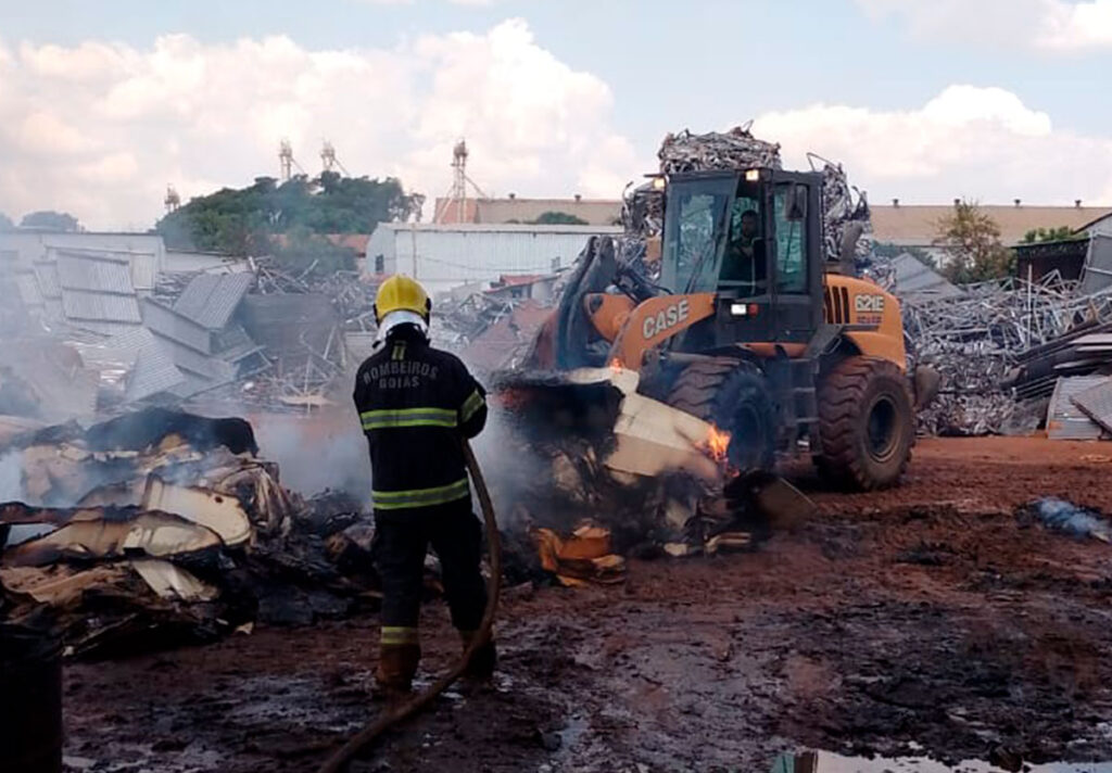 Bombeiros combatem incêndio em depósito de reciclagem em Catalão