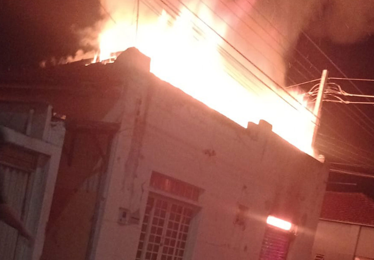 Teto desaba após incêndio consumir salão de beleza em Ipameri