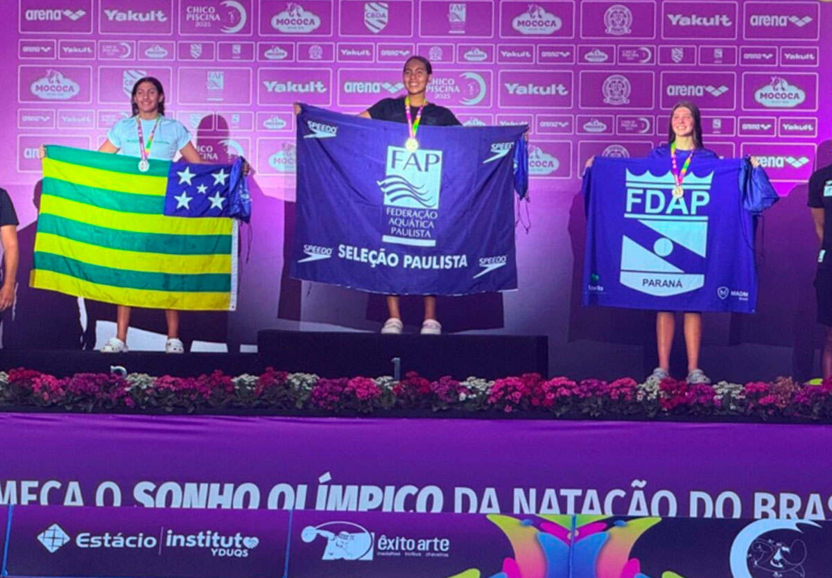 Jovem nadadora goiana brilha em torneio nacional e leva medalha de prata